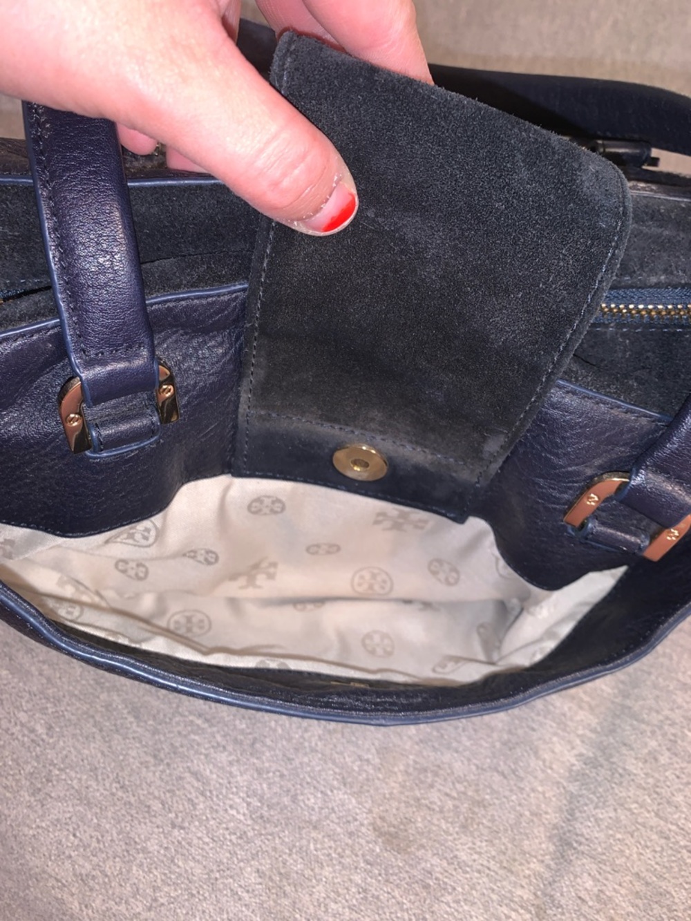 Tory Burch Black & Navy Blue Leather & Suede Top-Handle Shoulder Bag w/Gold Logo - Picture 8 of 12